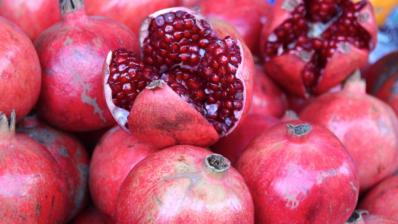 pomegranate 1028703 1280 edited